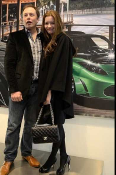 Musk_with_ex-Trinian_Wife_Talulah_and_another_Roadster
