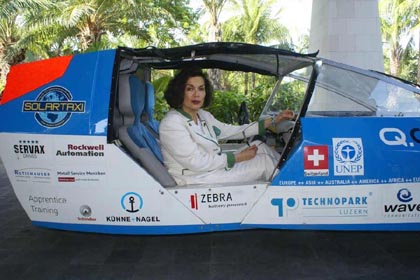 Bianca Jagger drives Solartaxi
